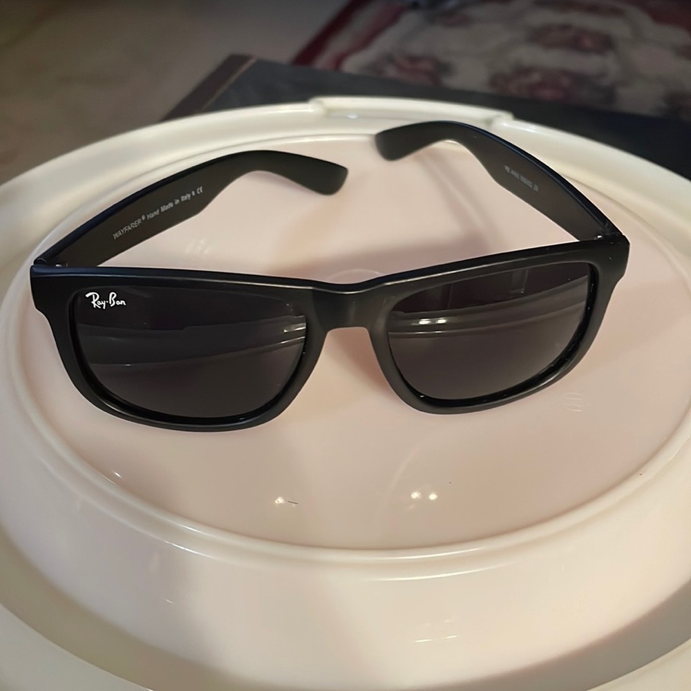 Wayfarer sun glasses Ray Ban  color black